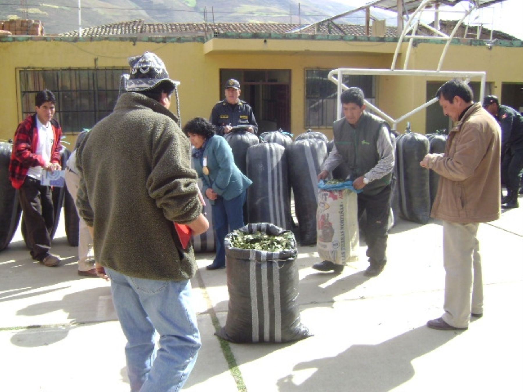 Sacos con hoja de coca incautados en Huancavelica. Foto: ANDINA / Pedro Tinoco.