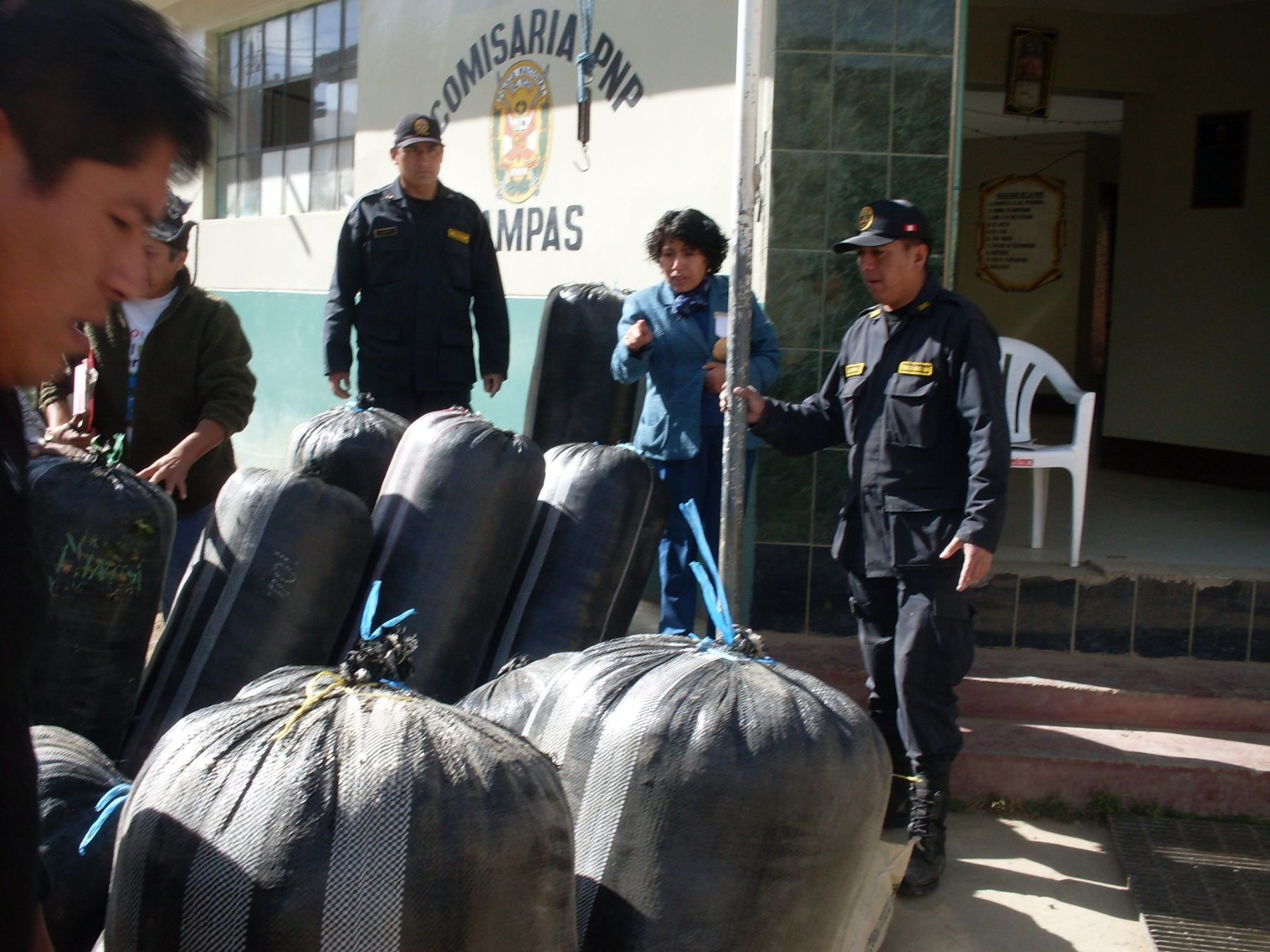 Sacos con hoja de coca incautados en frontis de la comisaría de Pampas, en Huancavelica. Foto: ANDINA / Pedro Tinoco.
