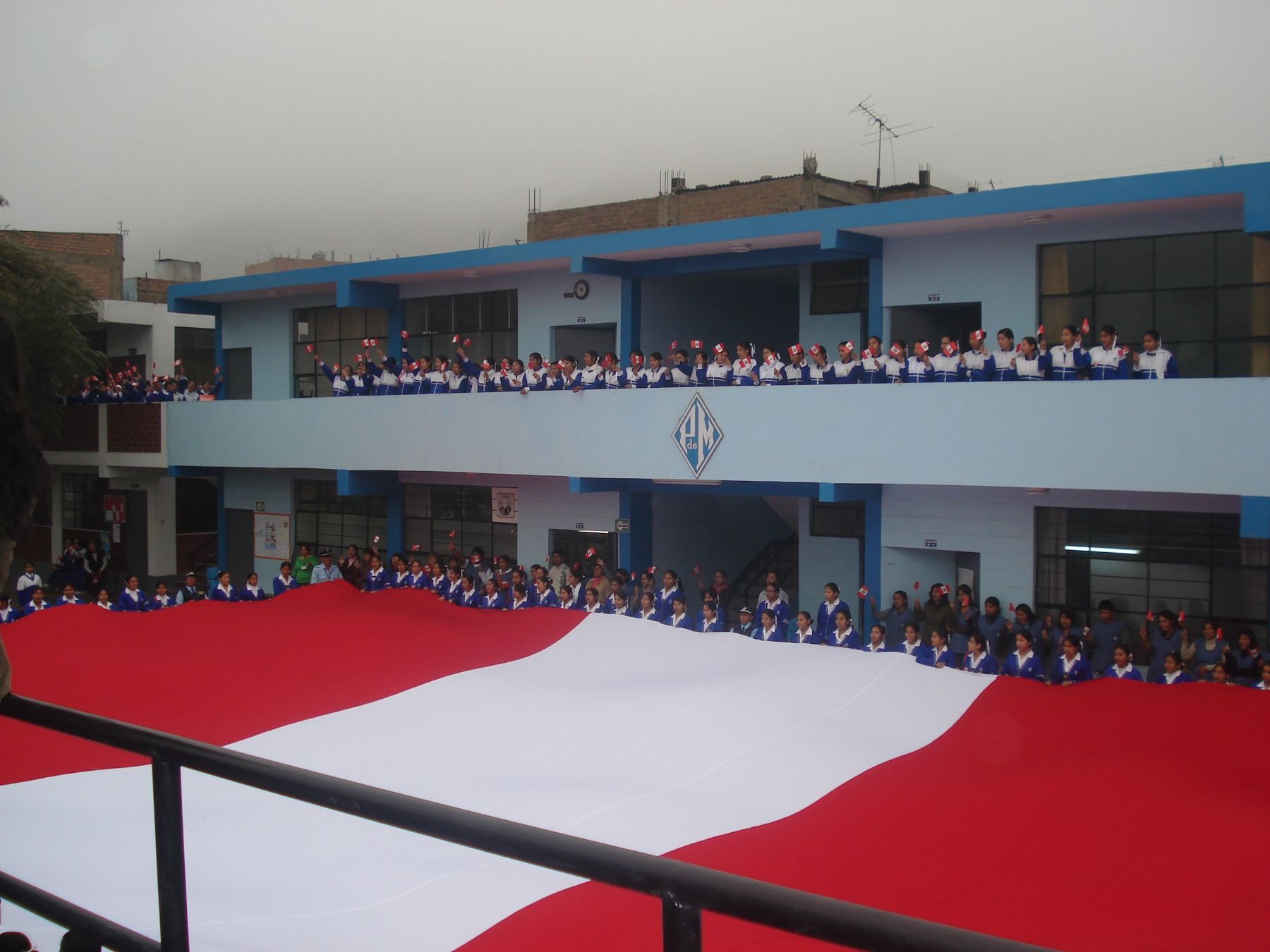 Bandera más grande del mundo exhiben en Colegio Presentación de María en Comas.