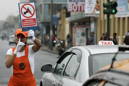 La Municipalidad Metropolitana de Lima inició ayer la campaña "Alto al bocinazo", mediante la cual se busca luchar contra la contaminación sonora y el uso desmedido del claxon en la ciudad.  Foto: ANDINA/archivo.