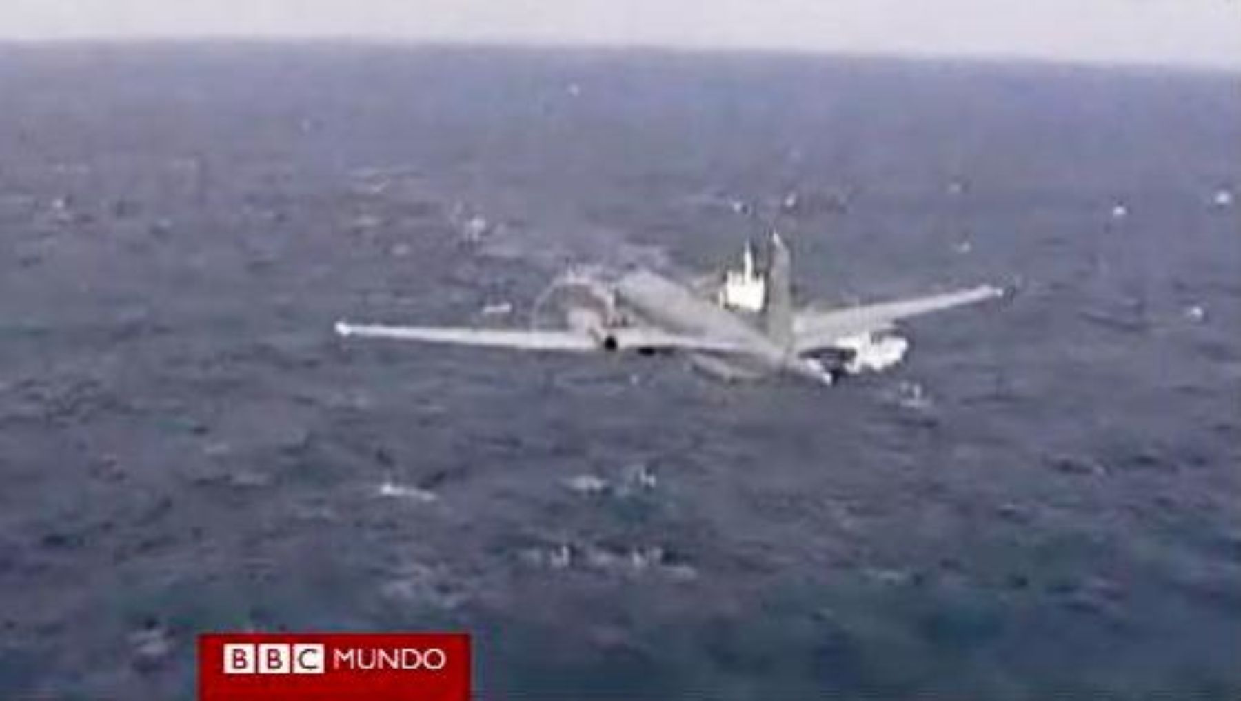 Avión brasileño rastreo restos de avión de Air France en el mar.