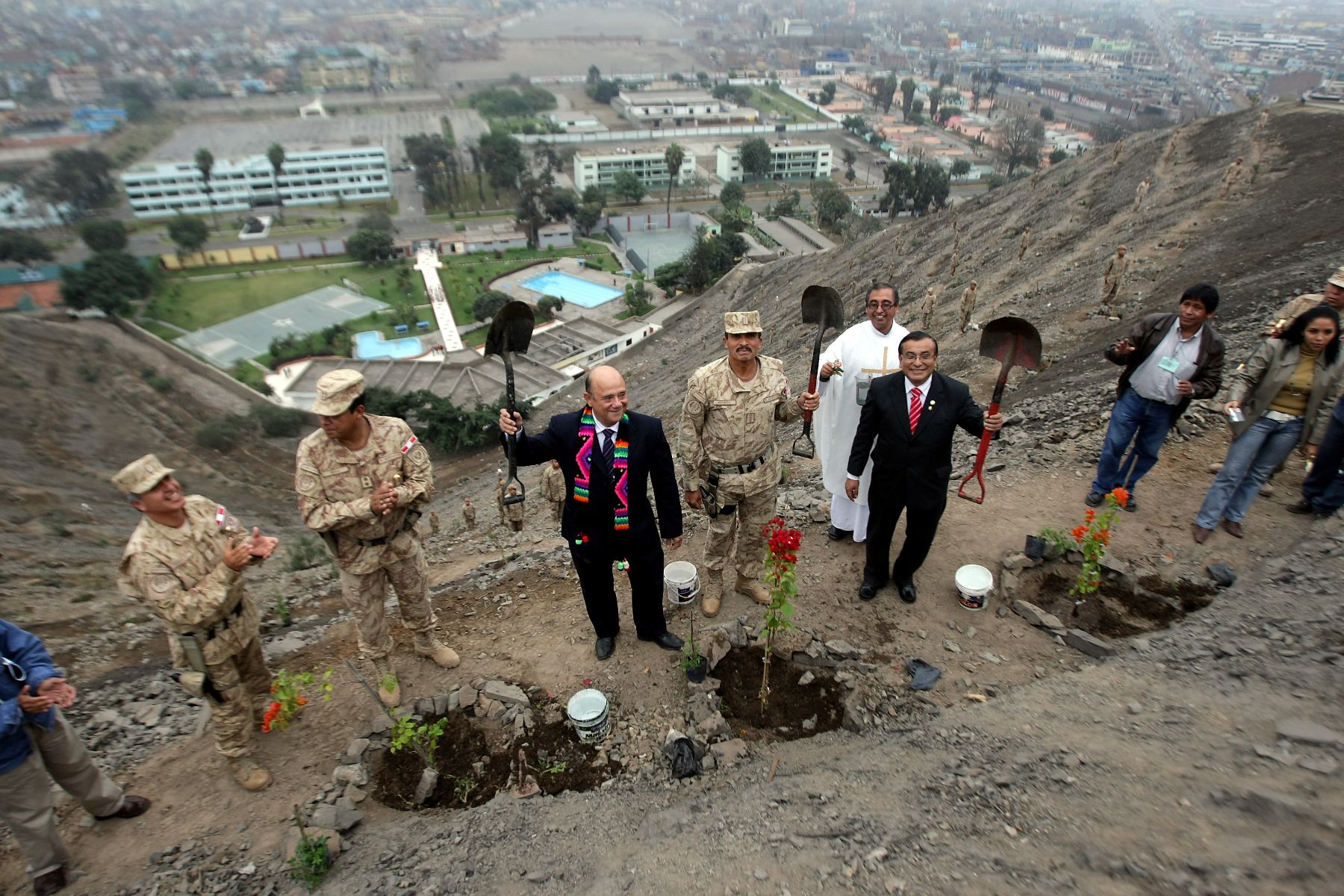 El director Ejecutivo de  Agro Rural, Rodolfo Beltrán, el General de División Luis Ricardo Howell Ballena,  y el alcalde del Rímac, Víctor Leyton, firman convenio para la arborización del cerro Nuestro Señor de la Misericordia en el cuartel Hoyos Rubio en el  Rímac. Foto: ANDINA / Alberto Orbegoso