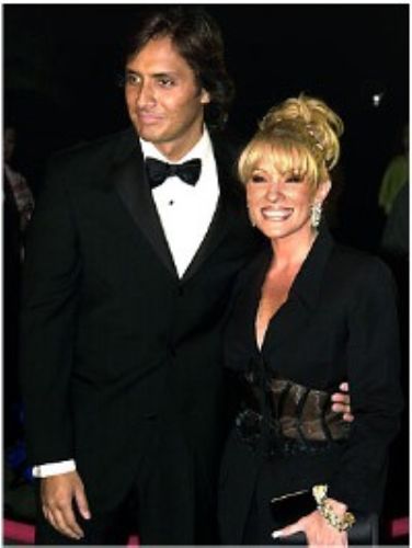 Yuri y su esposo el pastor Rodrigo Espinoza lograron por fin la adopción de una niña