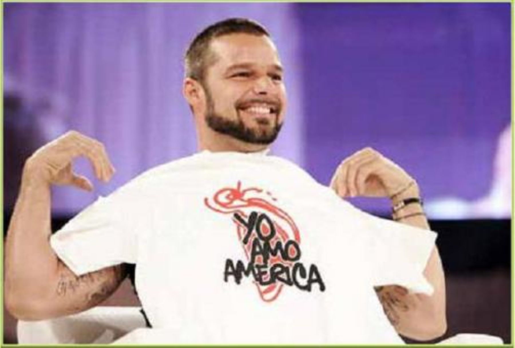Ricky Martin muestra orgulloso el polo de la campaña