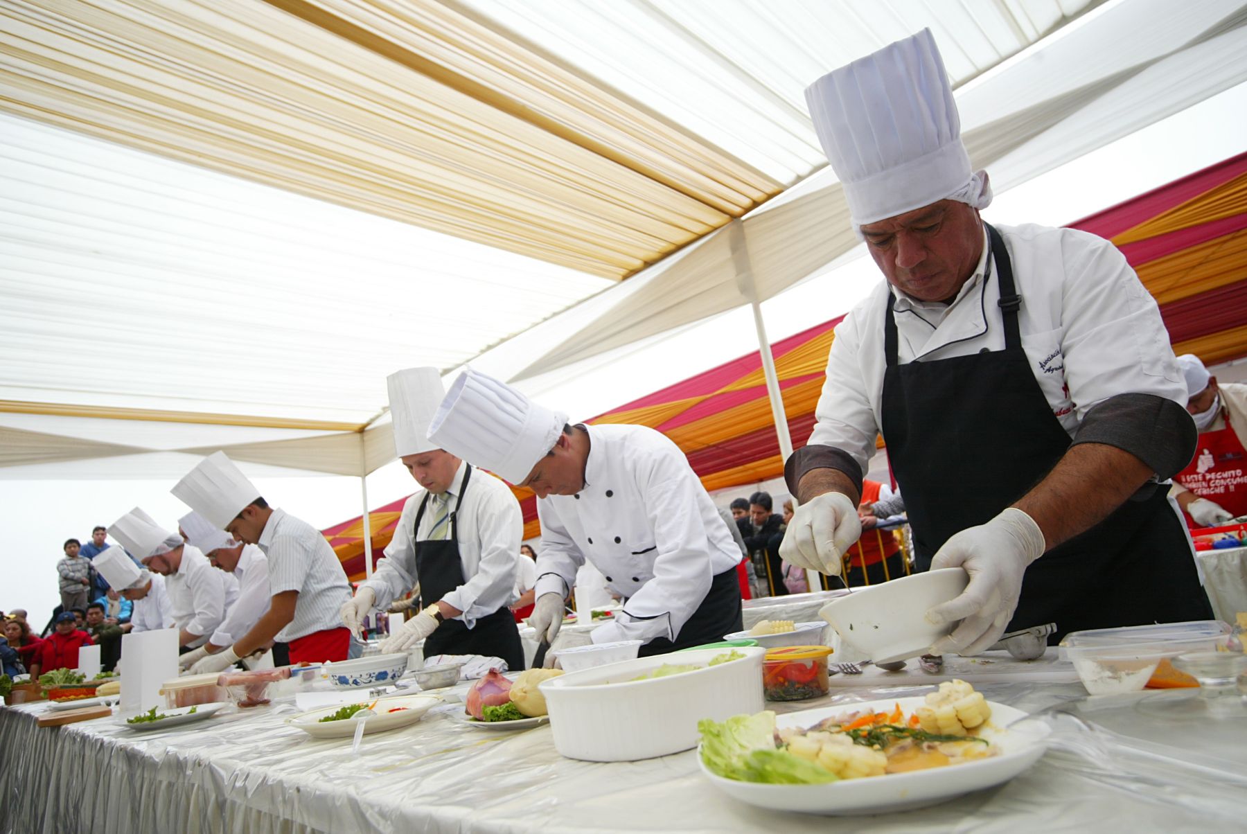 Concurso de ceviche y tiradito por el Día del Padre en el Centro de Lima . Foto: ANDINA / Rubén Grández.