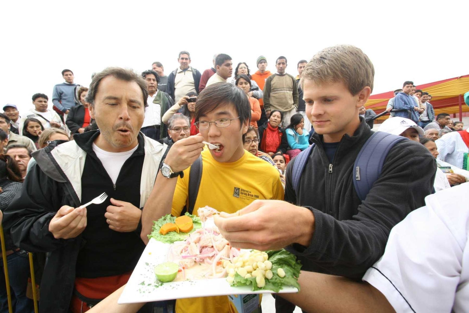 Turistas extranjeros se dejaron seducir por el sabor del ceviche. Foto: Mun. Lima