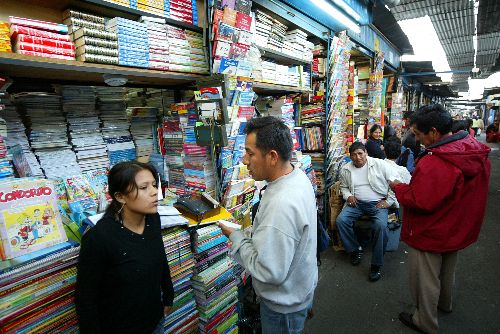 Premio Nóbel Mario Vargas Llosa bautizó este espacio como "Los Libreros del Amazonas" o el "Paraíso de los libros". Foto: ANDINA /Archivo
