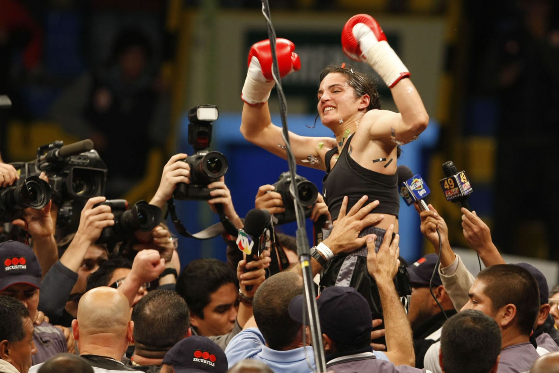 Kina Malpartida celebra su victoria por nocaut técnico frente a la brasileña Halana dos Santos, con la cual retiene el campeonato mundial super pluma. Foto: ANDINA / Juan Carlos Guzmán Negrini