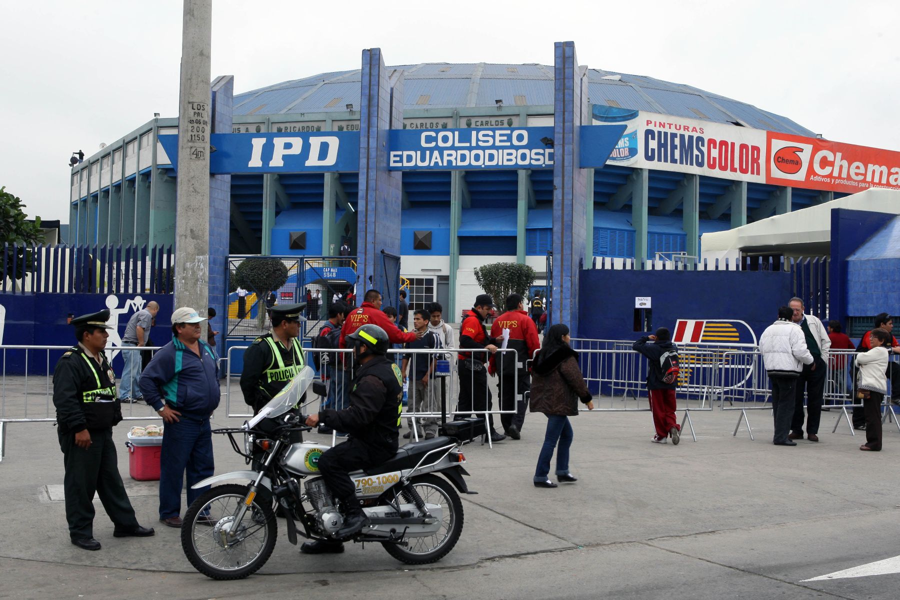Facade of Eduardo Dibos Gymnasium, located in Lima