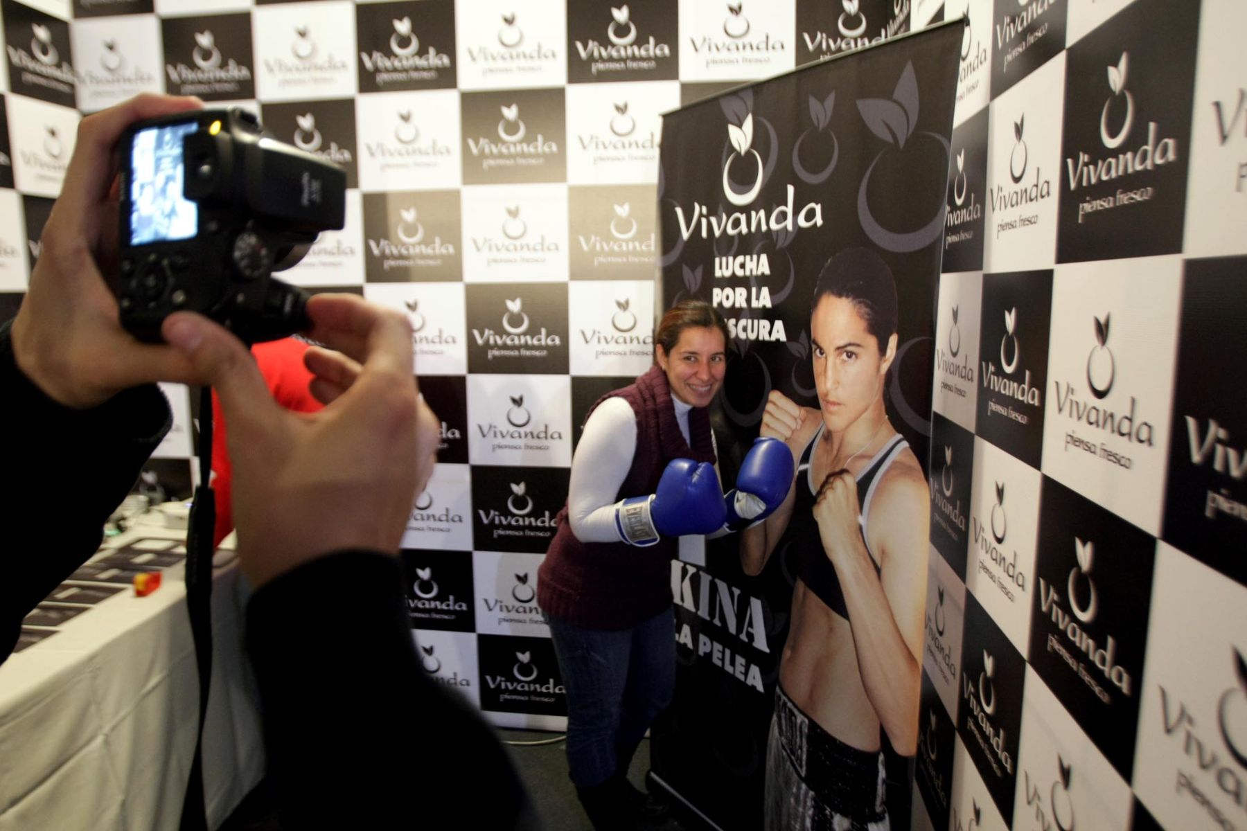 Aficionados se toman fotos en un ambiente del Coliseo Dibós, antes del encuentro entre la peruana Kina Malpartida y la brasileña Halana dos Santos. Foto: ANDINA / Alberto Orbegoso
