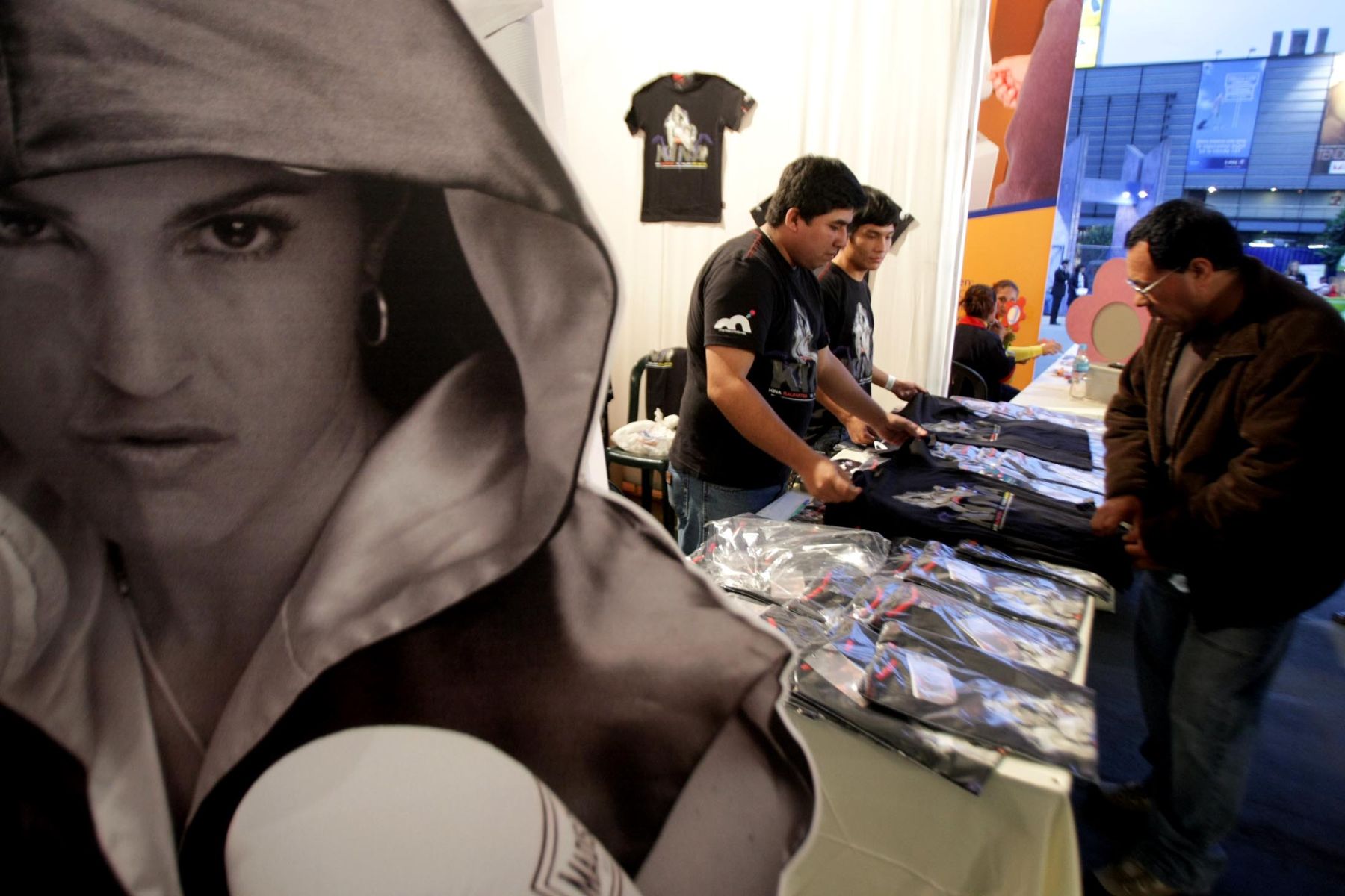 Venta de recuerdos en el Coliseo Dibós, antes del encuentro entre la peruana Kina Malpartida y la brasileña Halana dos Santos. Foto: ANDINA / Alberto Orbegoso