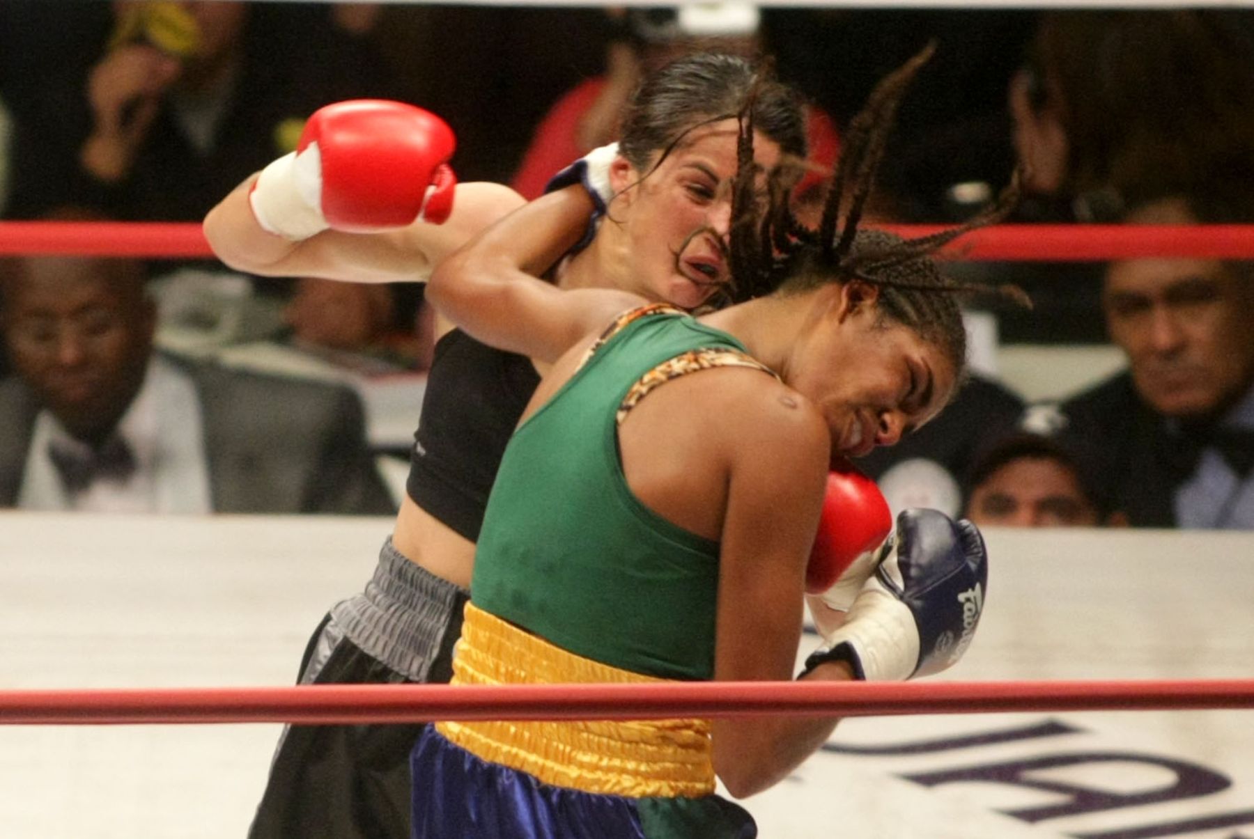 Kina Malpartida venció esta noche a la brasileña Halana dos Santos, y retuvo el campeonato mundial super pluma de boxeo.. Foto: ANDINA / Alberto Orbegoso