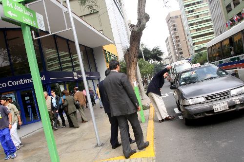 Multarán con S/ 5,150 a conductores de taxi ejecutivo que capten pasajeros en vía pública. Foto: ANDINA / Carolina Urra