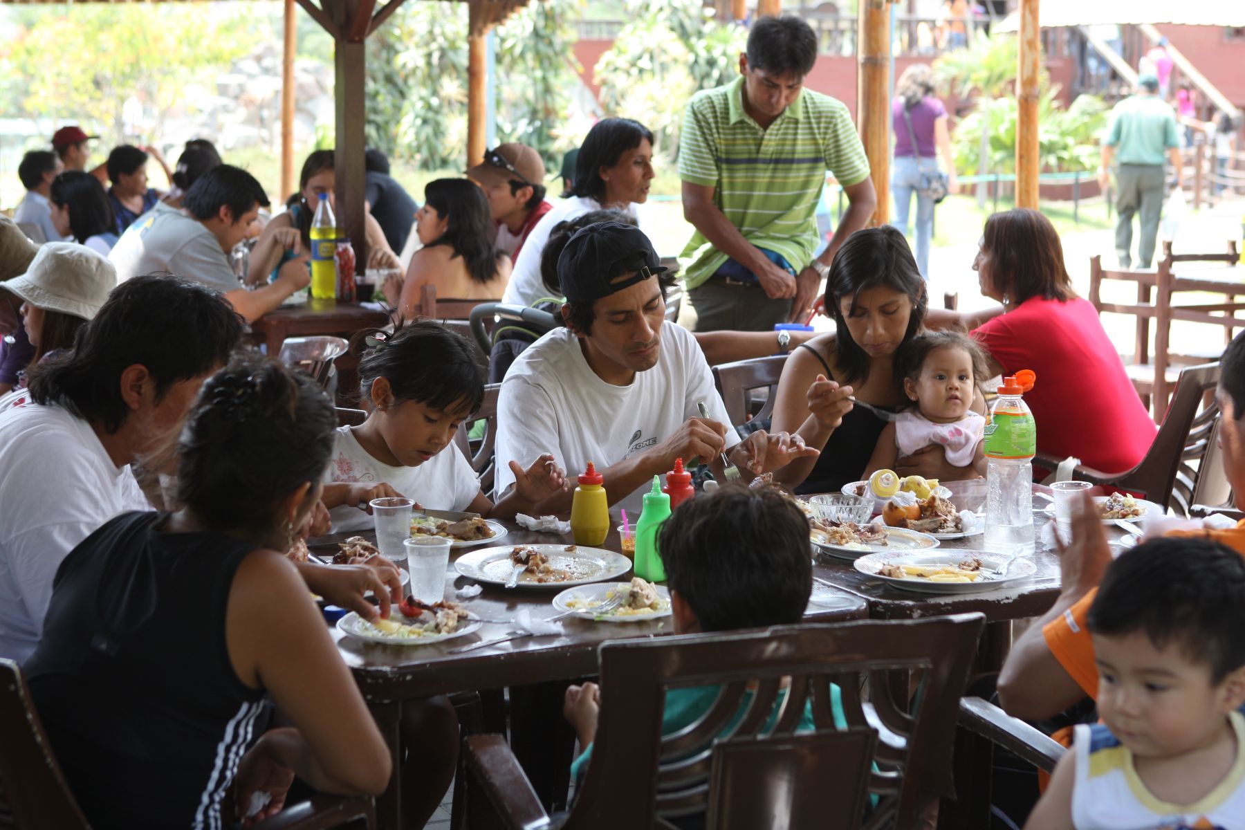 Limeños aprovechan los fines de semana para acudir a restaurantes campestres de la capital. Foto: ANDINA / Archivo.