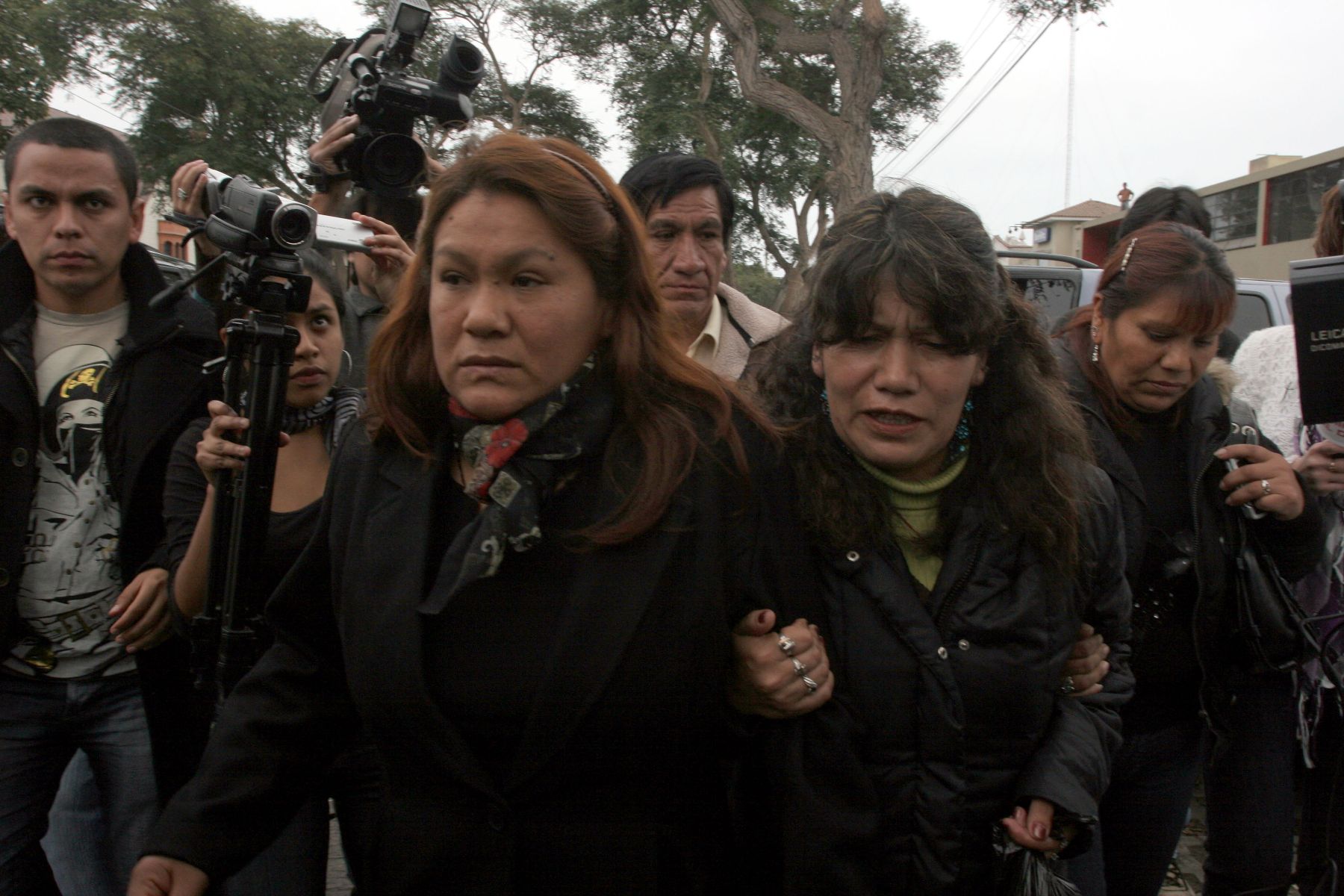 Hermanas de Alicia Delgado, se retiran de funeraria en San Isidro.
 Foto:ANDINA/Rocío Farfán