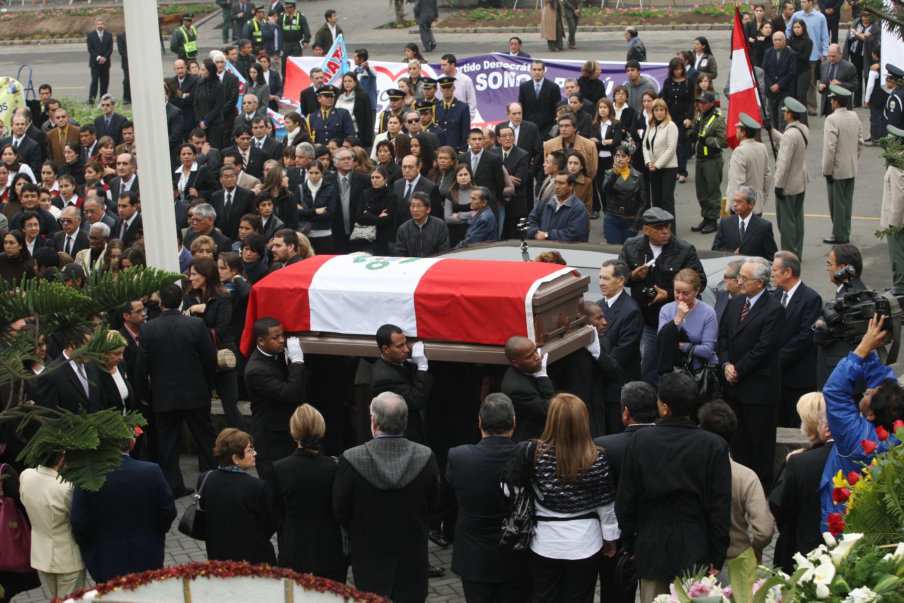 Trasladan los restos de Alberto Andrade al crematorio, en Los Jardines de la Paz.Foto,ANDINA / Norman Córdova.