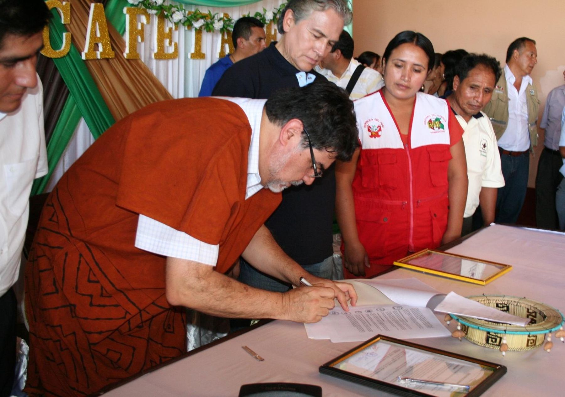 Ministro Leyton firma convenio que sede local del INIA en Pichanaki para que funcione el Instituto Nacional del Café. FOTO: Minag
