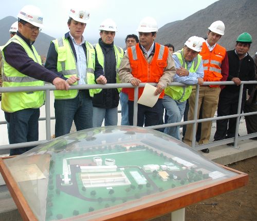 Ministro de Vivienda, Construcción y Saneamiento, Francis Allison, en Manchay.