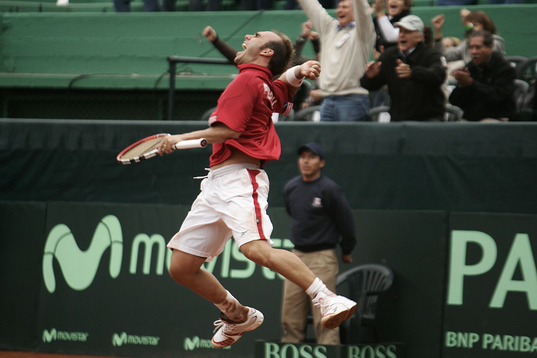 Tenista peruano, Luis Horna, celebra triunfo ante el canadiense Bruno Agostinelli, por el Grupo I de la Zona Americana de la Copa Davis. Foto: ANDINA / Rafael Cornejo