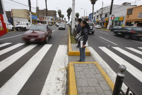 Frente a Municipalidad de Chorrillos, retiran maquinaria y vehículos estacionados en todo un carril. Foto: ANDINA/Juan Carlos Guzmán.