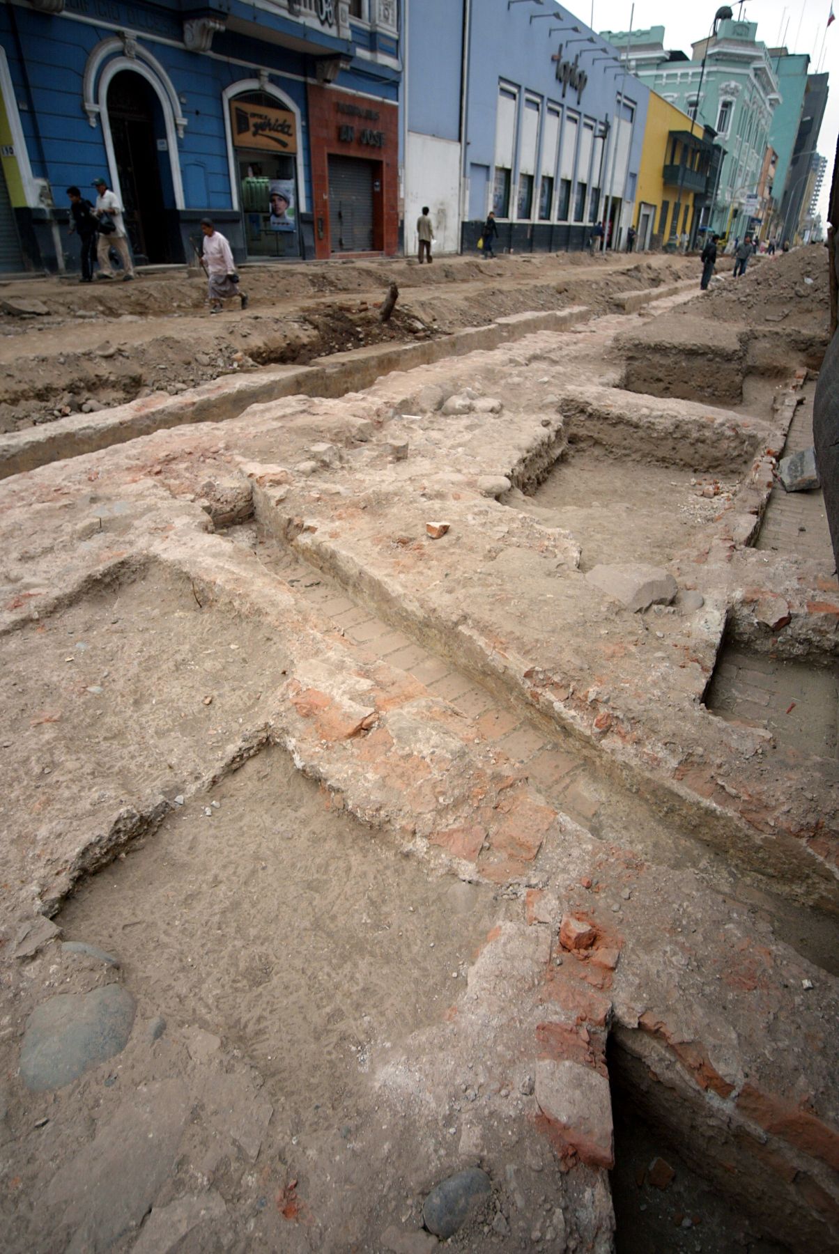 En obras de recontrucción de la avenida Cusco, en el centro de Lima, descubren canales de agua de la epoca virreinal. Foto: ANDINA / Rubén Grández.