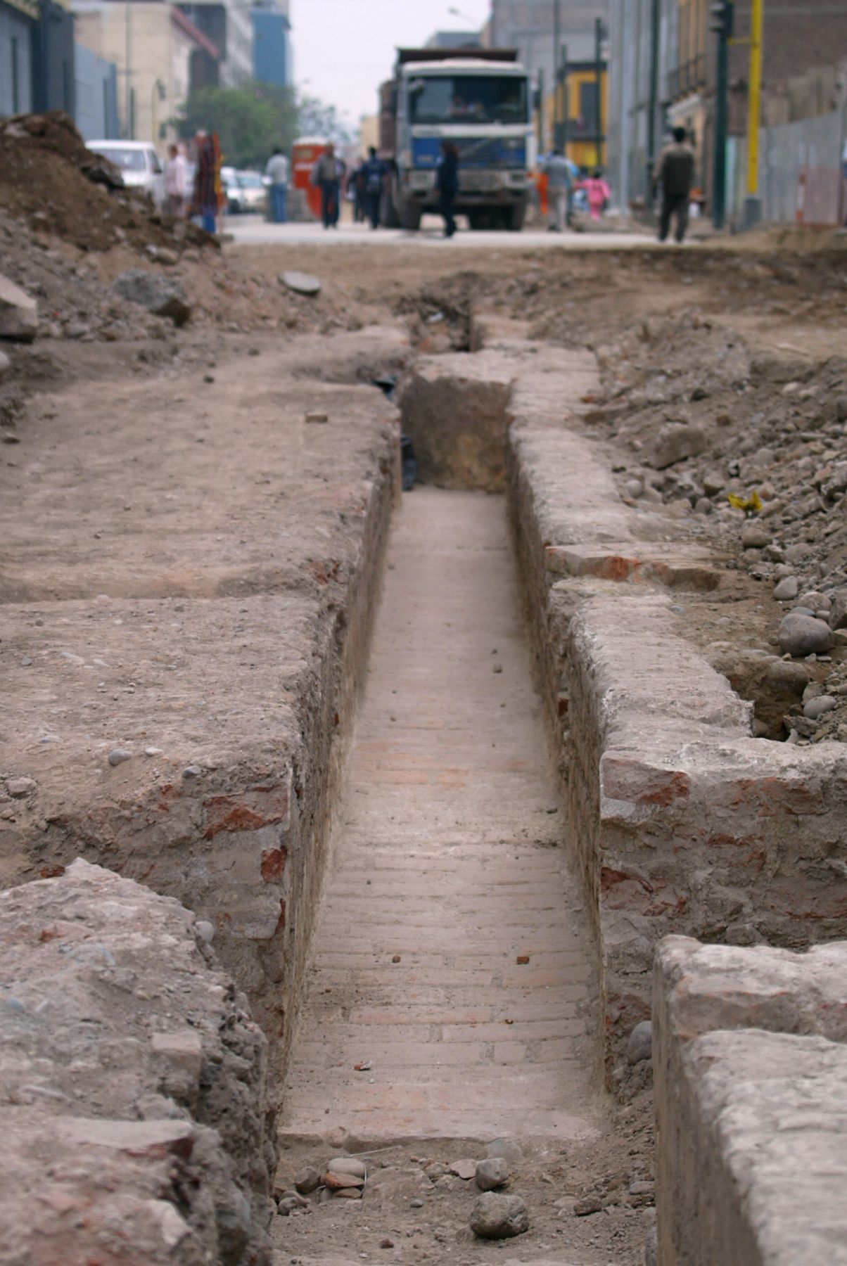 En obras de recontrucción de la avenida Cusco, en el centro de Lima, descubren canales de agua de la epoca virreinal. Foto: ANDINA / Rubén Grández.