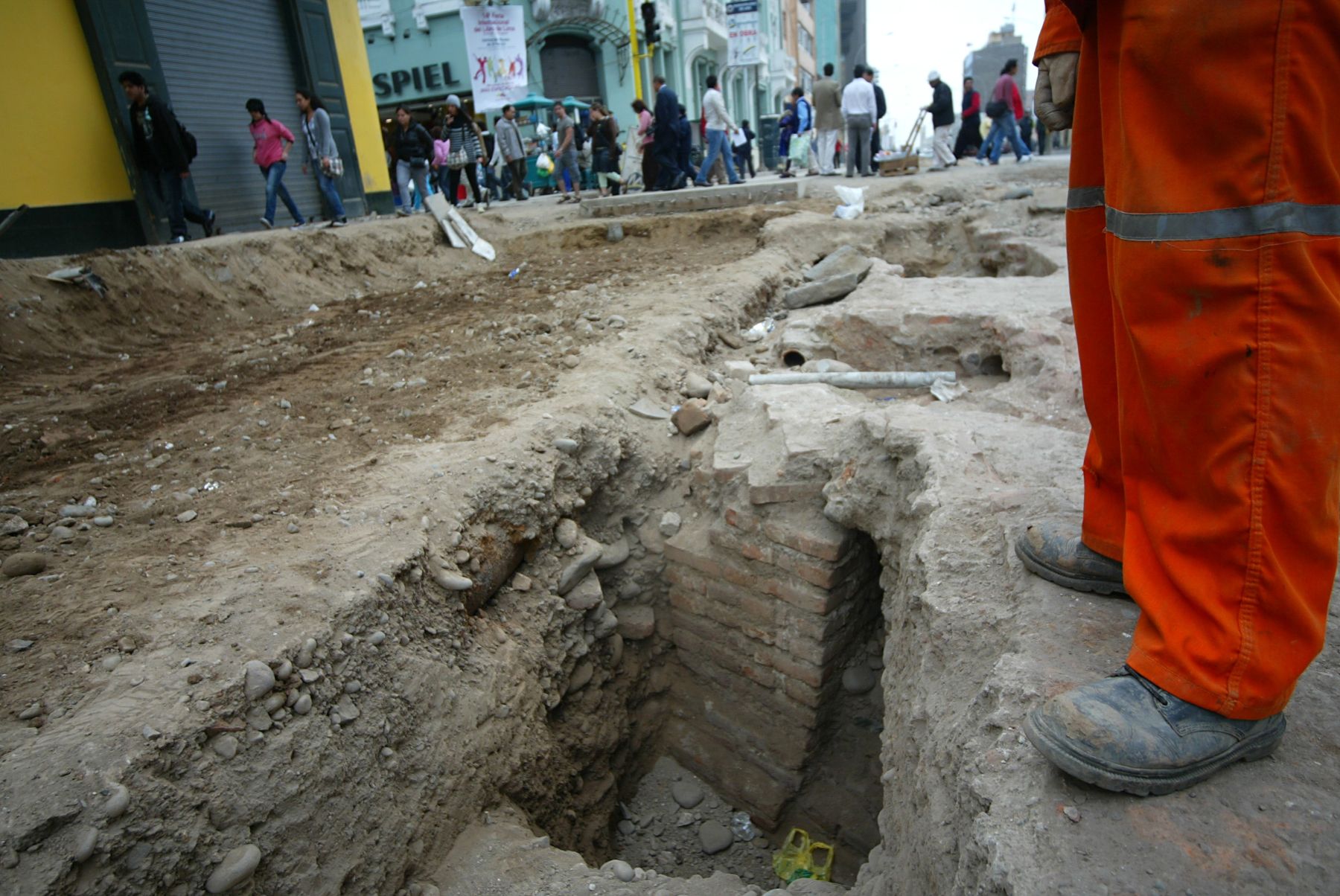 En obras de recontrucción de la avenida Cusco, en el centro de Lima, descubren canales de agua de la epoca virreinal. Foto: ANDINA / Rubén Grández.