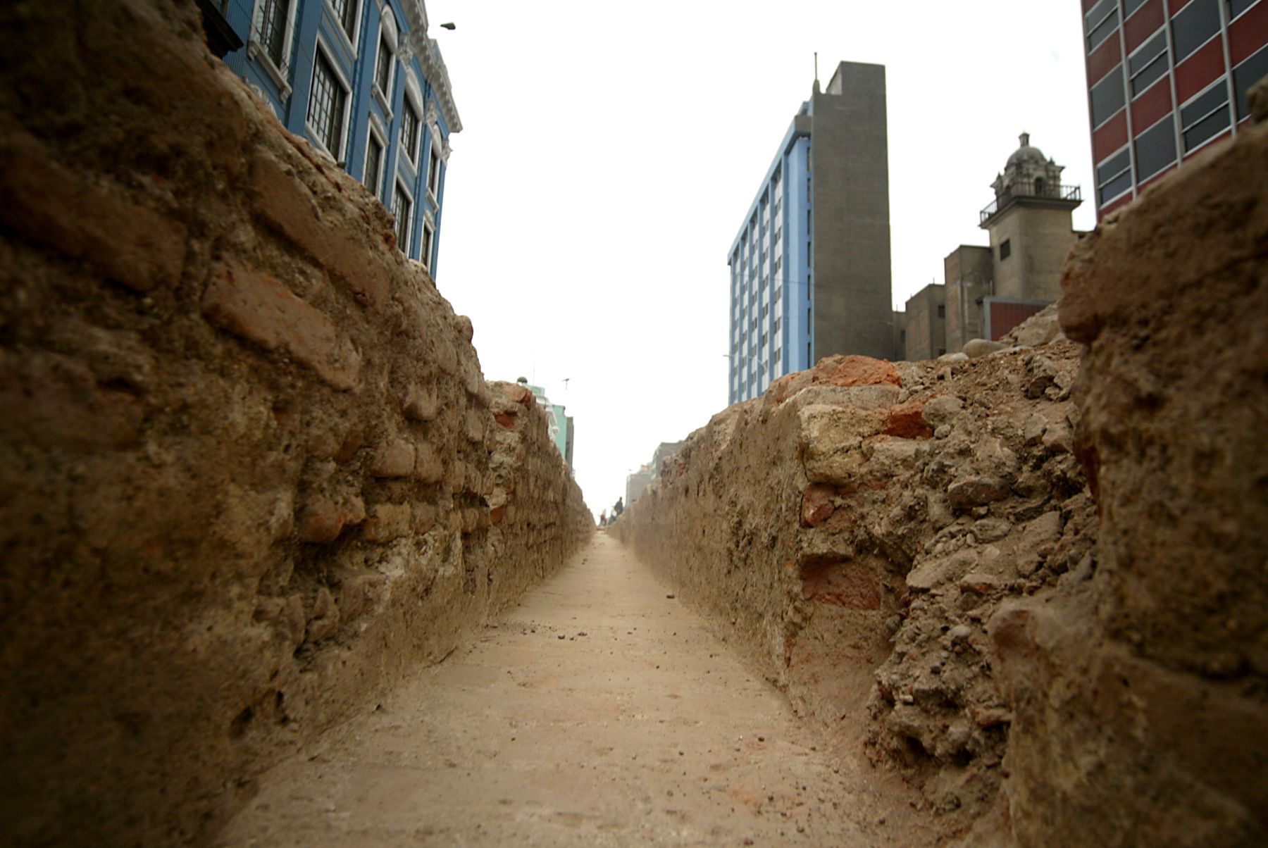 En obras de recontrucción de la avenida Cusco, en el centro de Lima, descubren canales de agua de la epoca virreinal.
 Foto: ANDINA / Rubén Grández.