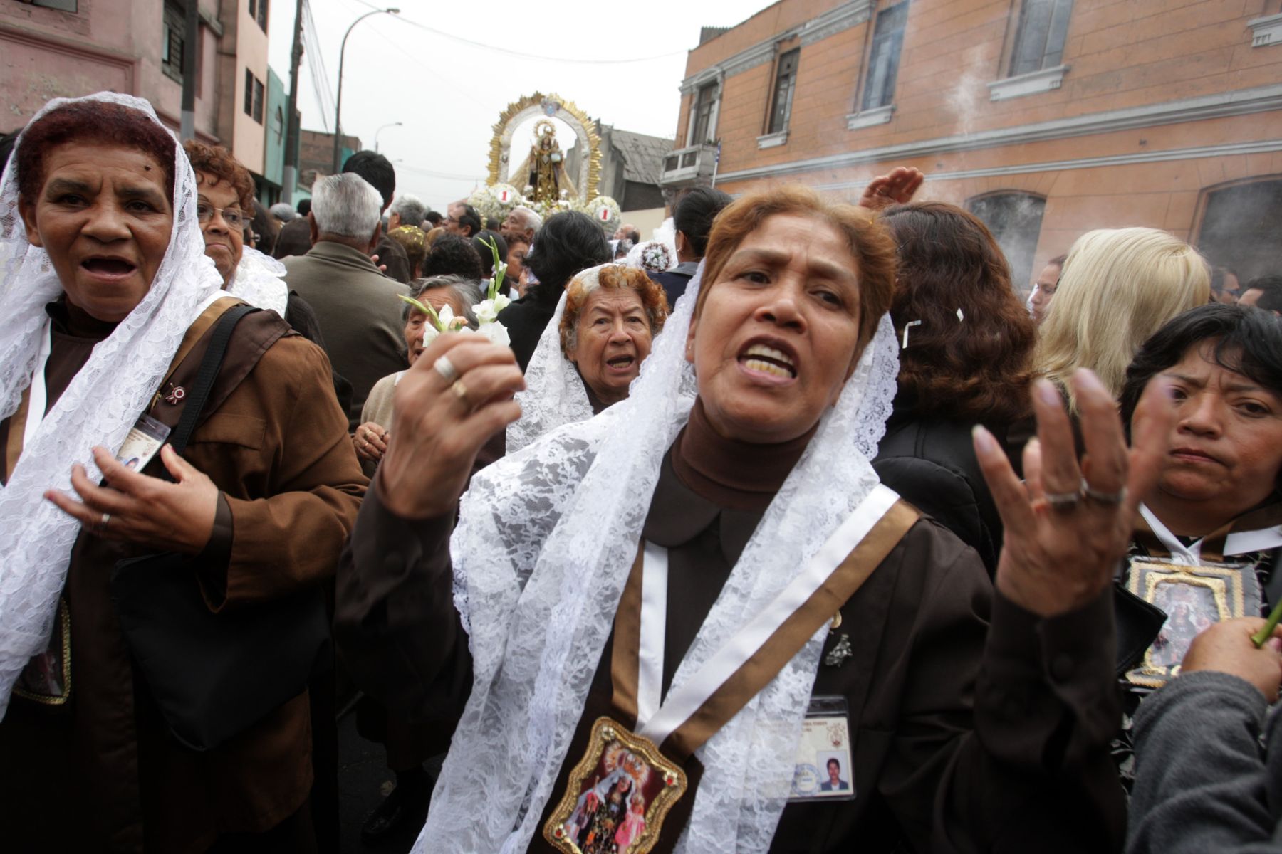 Fieles protestan por cierre de ruta de la procesión de la Virgen del Carmen, en Barrios Altos. Foto:ANDINA/Jack Ramón