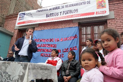 Ministro de Vivienda, Francis Allison, visitó quinta de Barrios Altos donde se ejecutará programa Mejorando mi Quinta. Foto: ANDINA/Rocío Farfán.