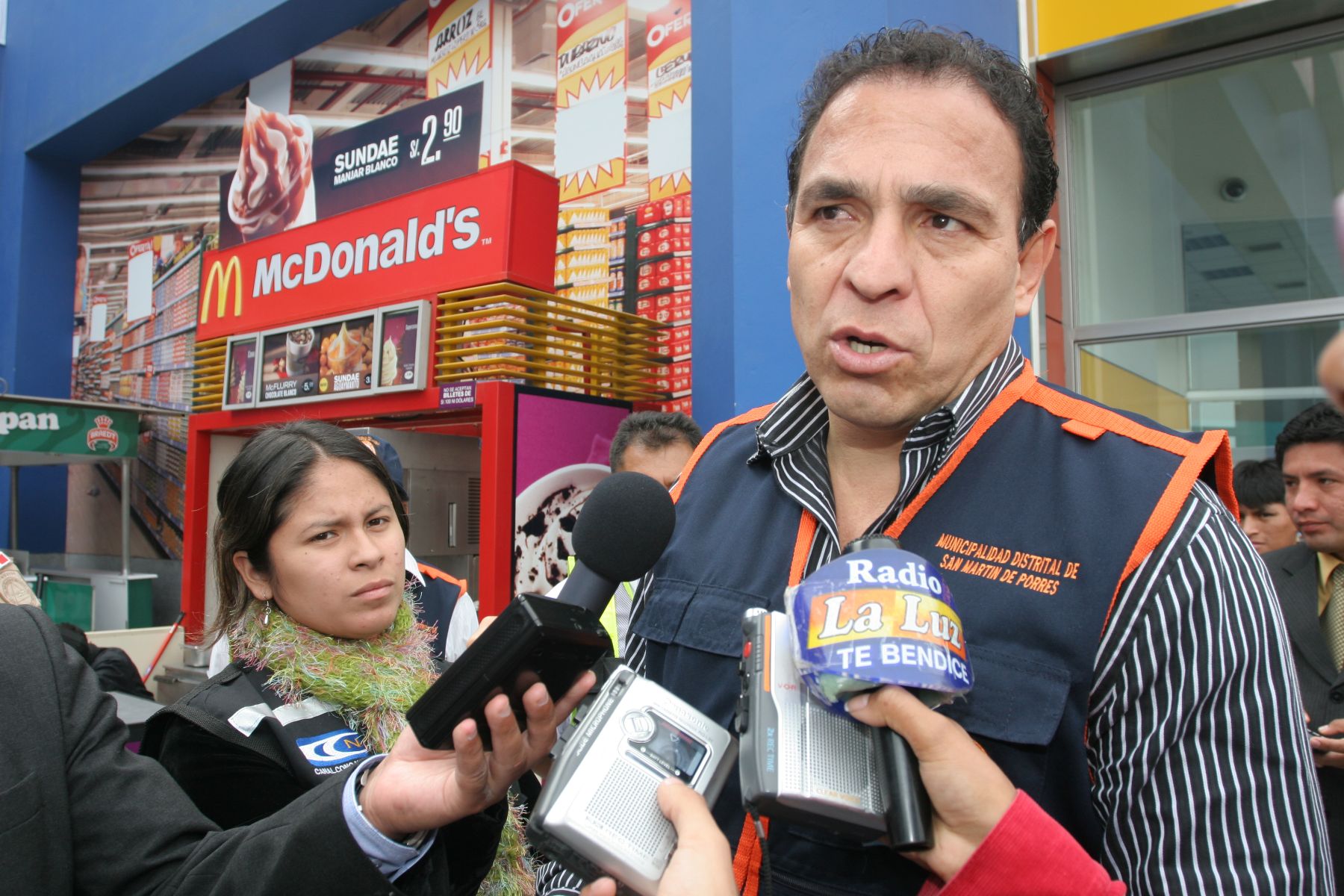 Alcalde de San Martín de Porres, Freddy Ternero, inspecciona  desarrollo del simulacro de incendio y sismo en centro comercial. Foto:ANDINA/Rocío Farfán.