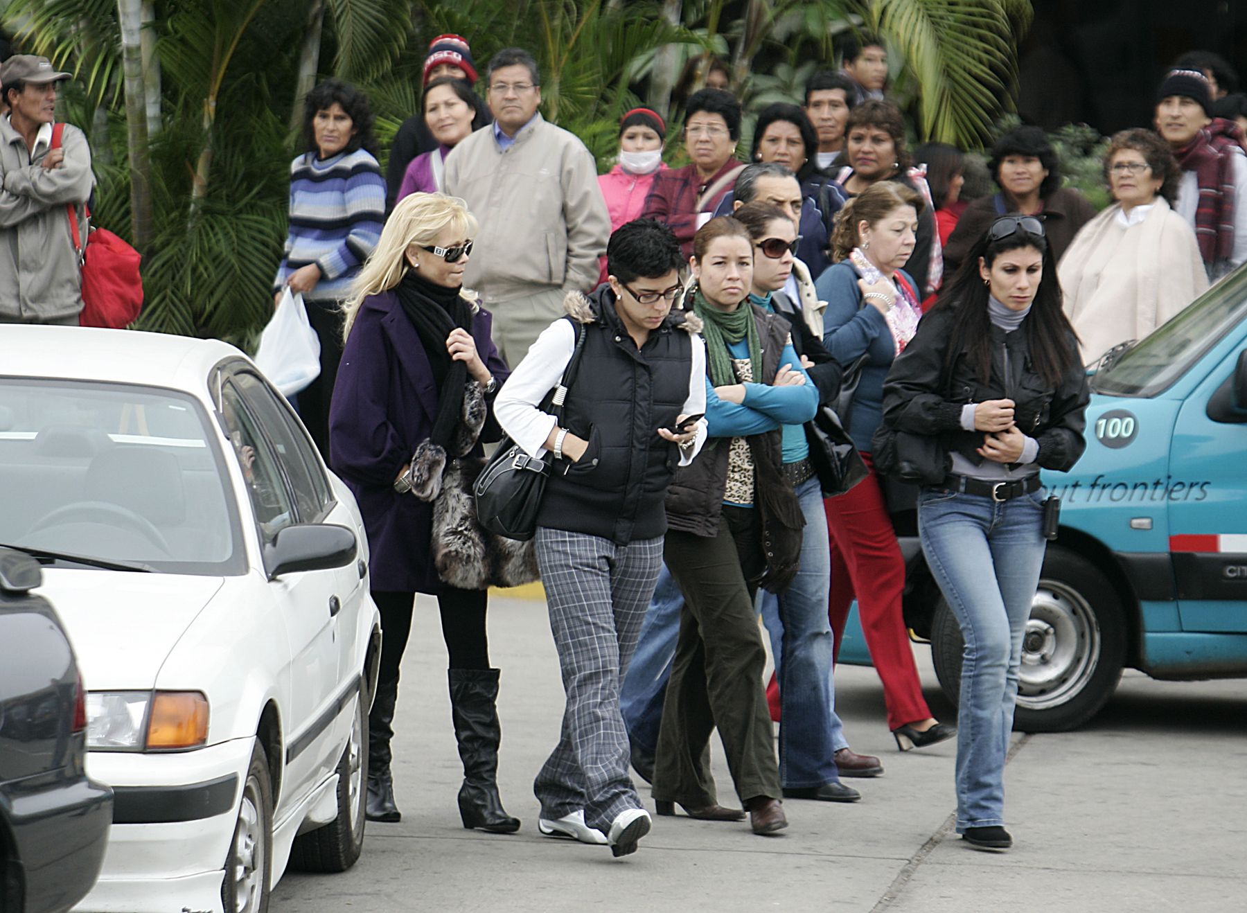 Gisela Valcárcel acompaña a la novia de Micky Rospigliosi en el hospital de Neoplásicas. Foto: ANDINA/Rafael Cornejo.