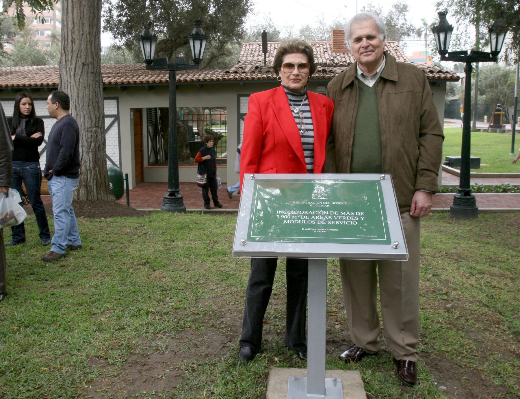 Alcalde del distrito de San Isidro, Antonio Meier, acompañado de su esposa Gladys Zender, en la ceremonia de inauguración de la recuperación de la zona monumental del Bosque el Olivar. Foto : ANDINA/ Jorge Paz H