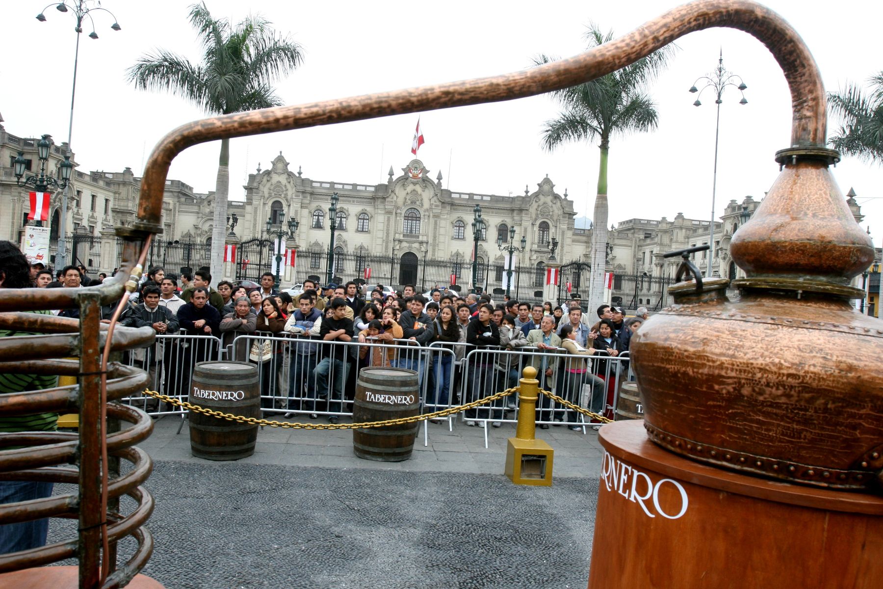 En la Plaza Mayor de la ciudad de Lima, se celebró el
"Dia Nacional del Pisco ", asistio, a este acto, el señor Martin Bustamante, en representación del Alcalde de Lima , Luis Castañeda  Lossio.
Foto : ANDINA/ Jorge Paz H