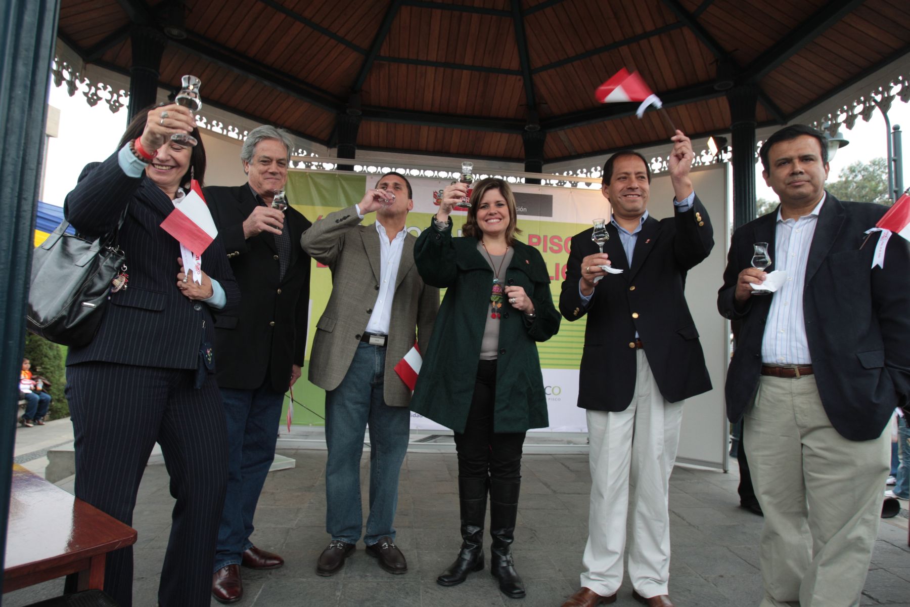 La ministra de la Producción, Mercedes Aráoz, encabezó esta mañana los festejos por el “Día Nacional del Pisco” en el distrito de Surco. Foto: ANDINA / Piero Vargas.