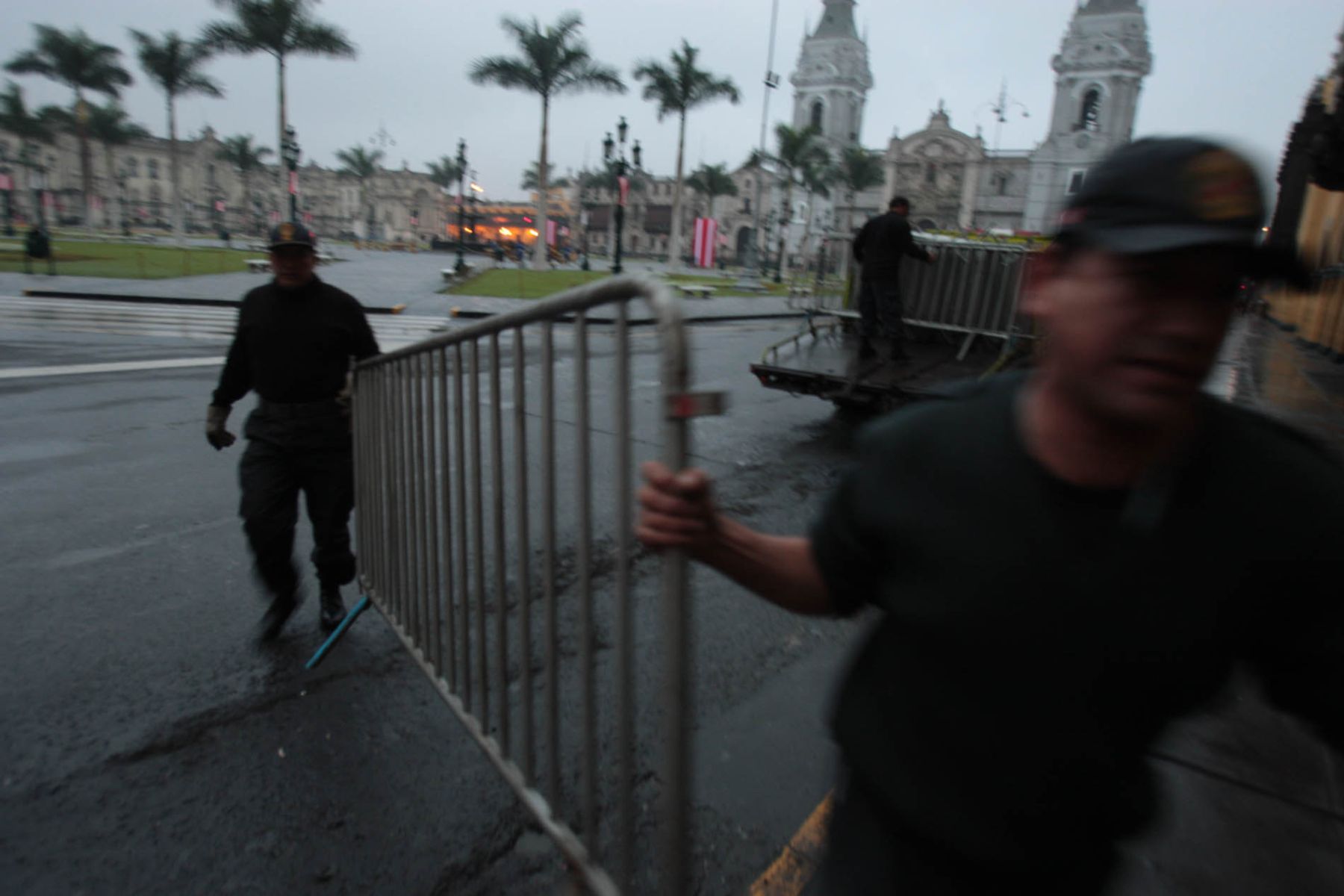 Efectivos de la Policía instalan rejas en las inmediaciones de la Plaza de Armas de Lima.
Foto: ANDINA / Piero Vargas.