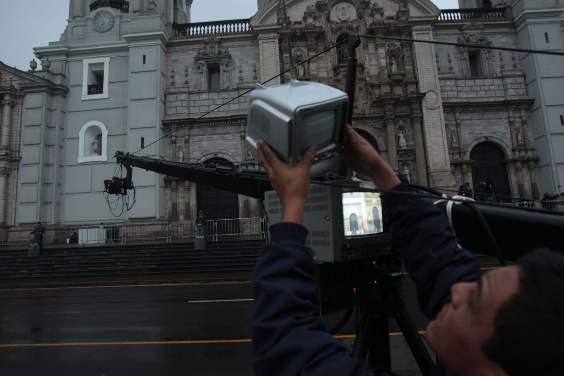 Canales de televisión se instalan en la Plaza de Armas de Lima para transmitir el Te Deum.
Foto: ANDINA / Piero Vargas