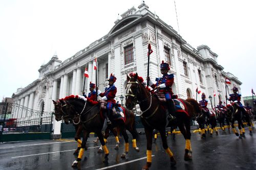 La escolta presidencial de los Husares de Junin pasan por las inmediaciones del Congreso de la República hacia la Plaza de Armas de Lima, previo a los acontecimientos de 28 de Julio. Foto: ANDINA / Alberto Orbegoso.