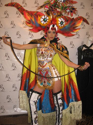 La flamante Miss Perú Universo, Karen Schwarz, luce vestido típico que llevará al certamen en Bahamas.