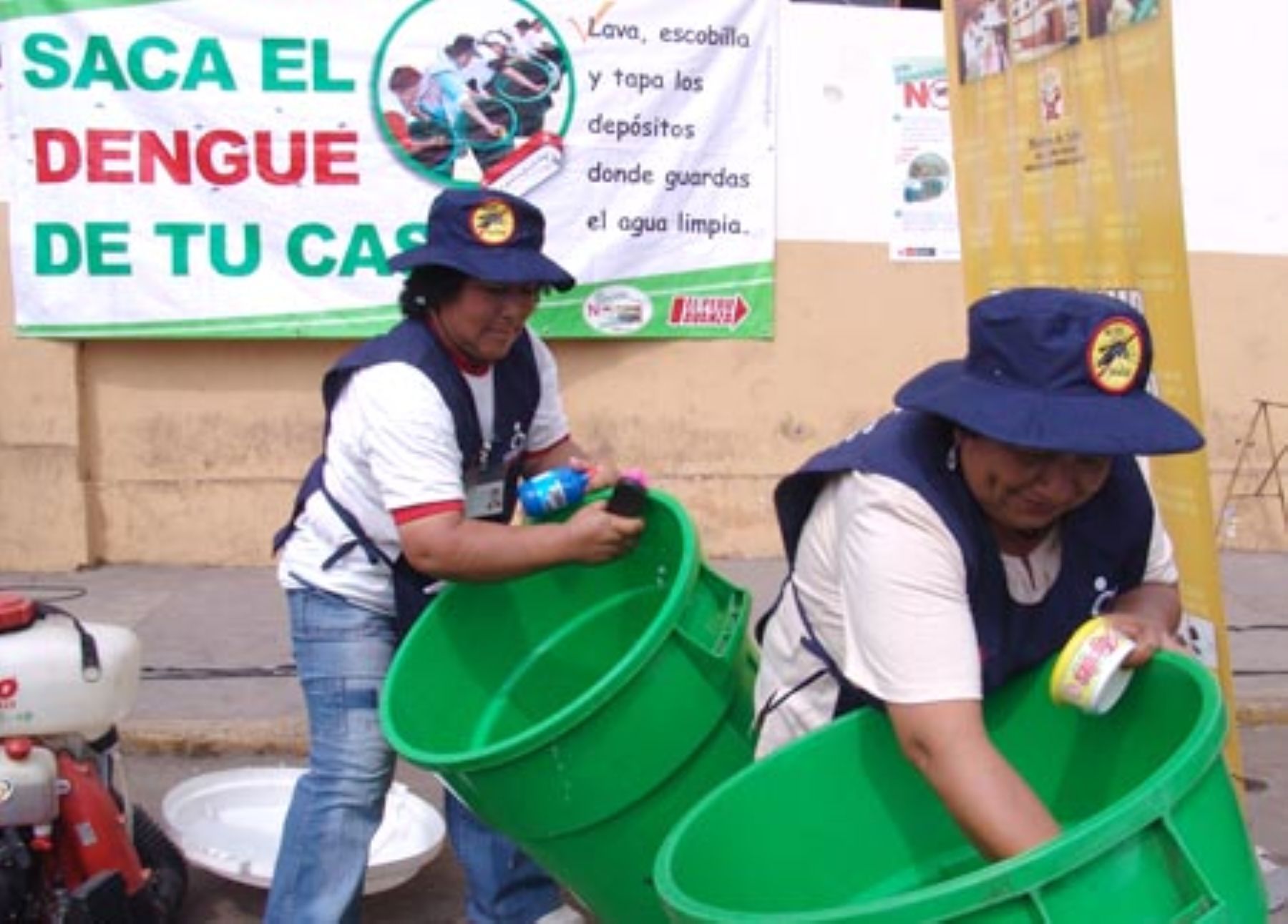 Para prevenir el dengue se recomienda lavar los depósitos de agua frecuentemente con detergente, refregando con una escobilla los bordes de las paredes del cilindro. Foto: Minsa.