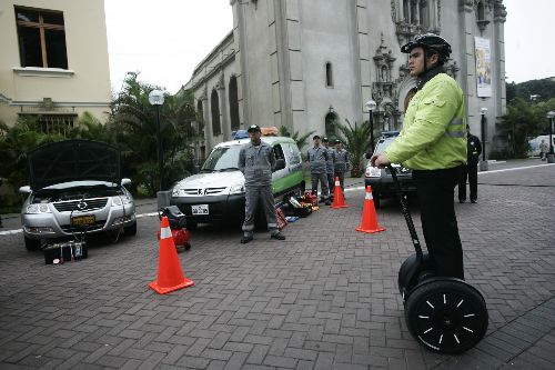 Municipalidad de Miraflores presenta unidades de auxilio vial, ambulancia y seis Segway. Foto: ANDINA/Rafael Cornejo.