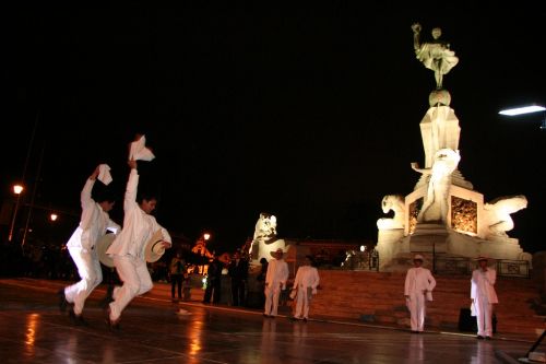 Monumento a la libertad, ubicado en la plaza de Armas de Trujillo, fue entregado anoche a la comunidad en medio de una gran fiesta. Foto: Municipalidad de Trujillo.