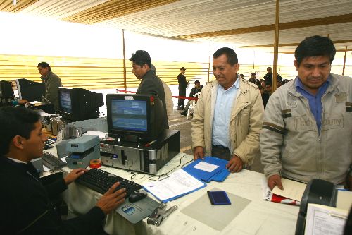Cerca de mil trabajadores que fueron incluidos en listas de ceses colectivos no han cobrado hasta el momento sus cheques de compensación económica.Foto: ANDINA/ Víctor Palomino