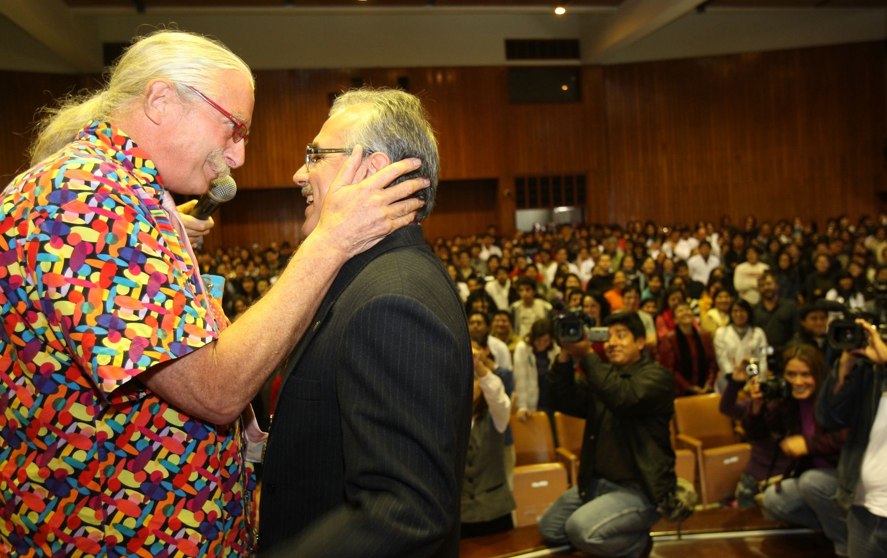 Hunter "Patch" Adams, médico estadounidense, es nombrado Profesor Visitante de la Universidad Cayetano Heredia. Foto: ANDINA/Norman Córdova.