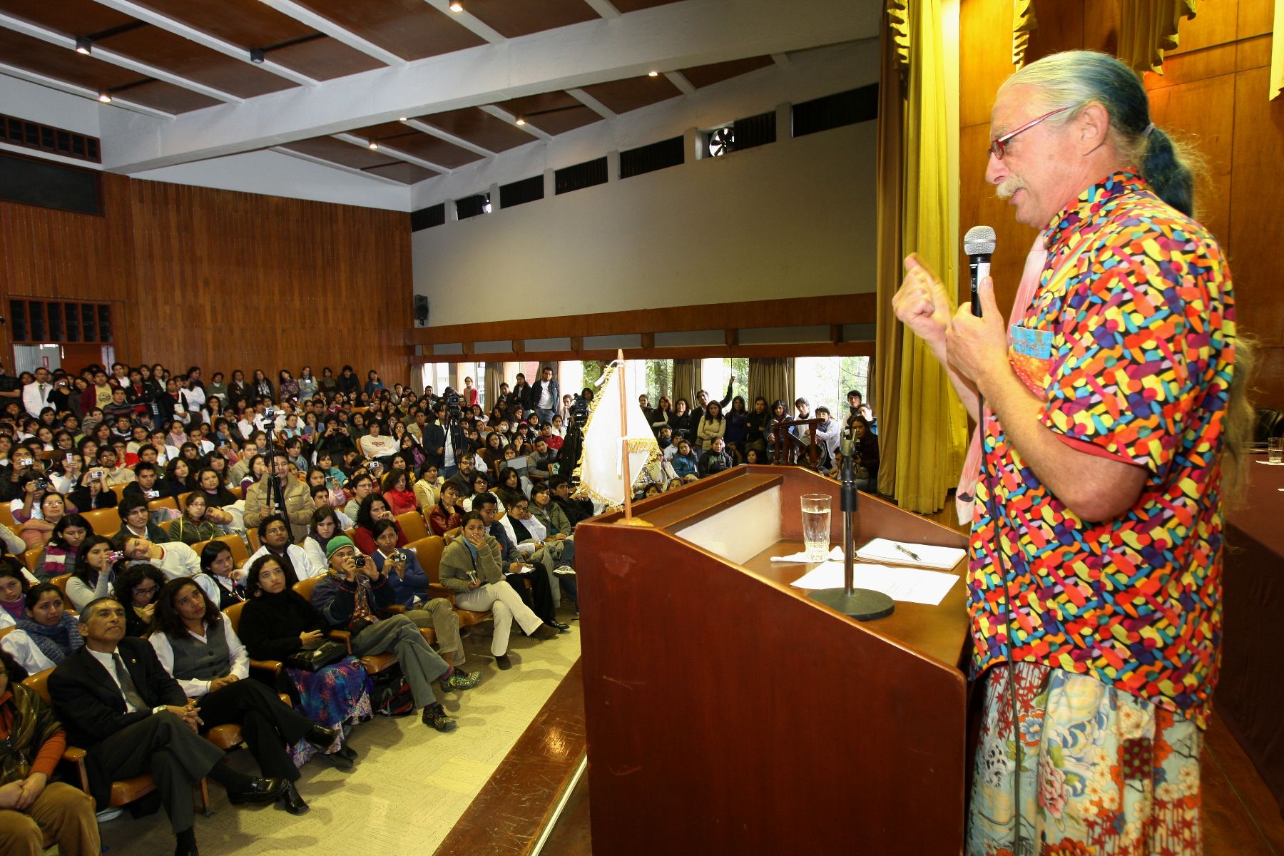 Hunter Patch Adams, médico estadounidense, es  nombrado Profesor Visitante de la Universidad Cayetano Heredia.Foto.ANDINA / Norman Córdova.