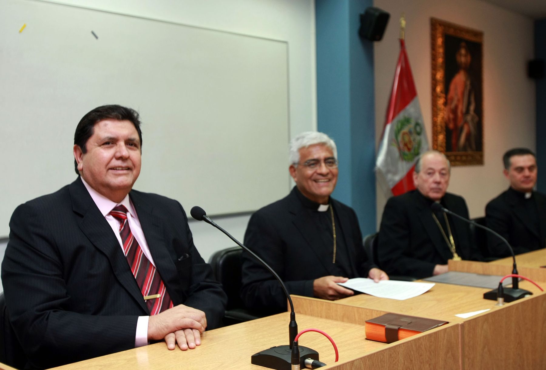 Presidente de la República, Alan García, se reunió con los obispos del Perú en la Conferencia Episcopal Peruana. Foto: Sepres.