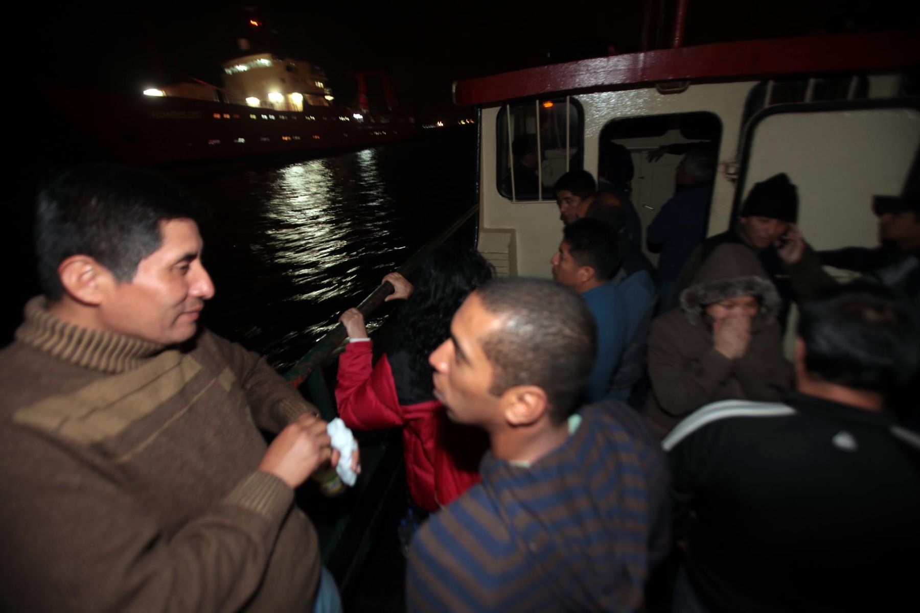 Una lancha lleva a la tripulación y científicos hacia el Humboldt en el mar del Callao. Foto: ANDINA/Alberto Orbegoso