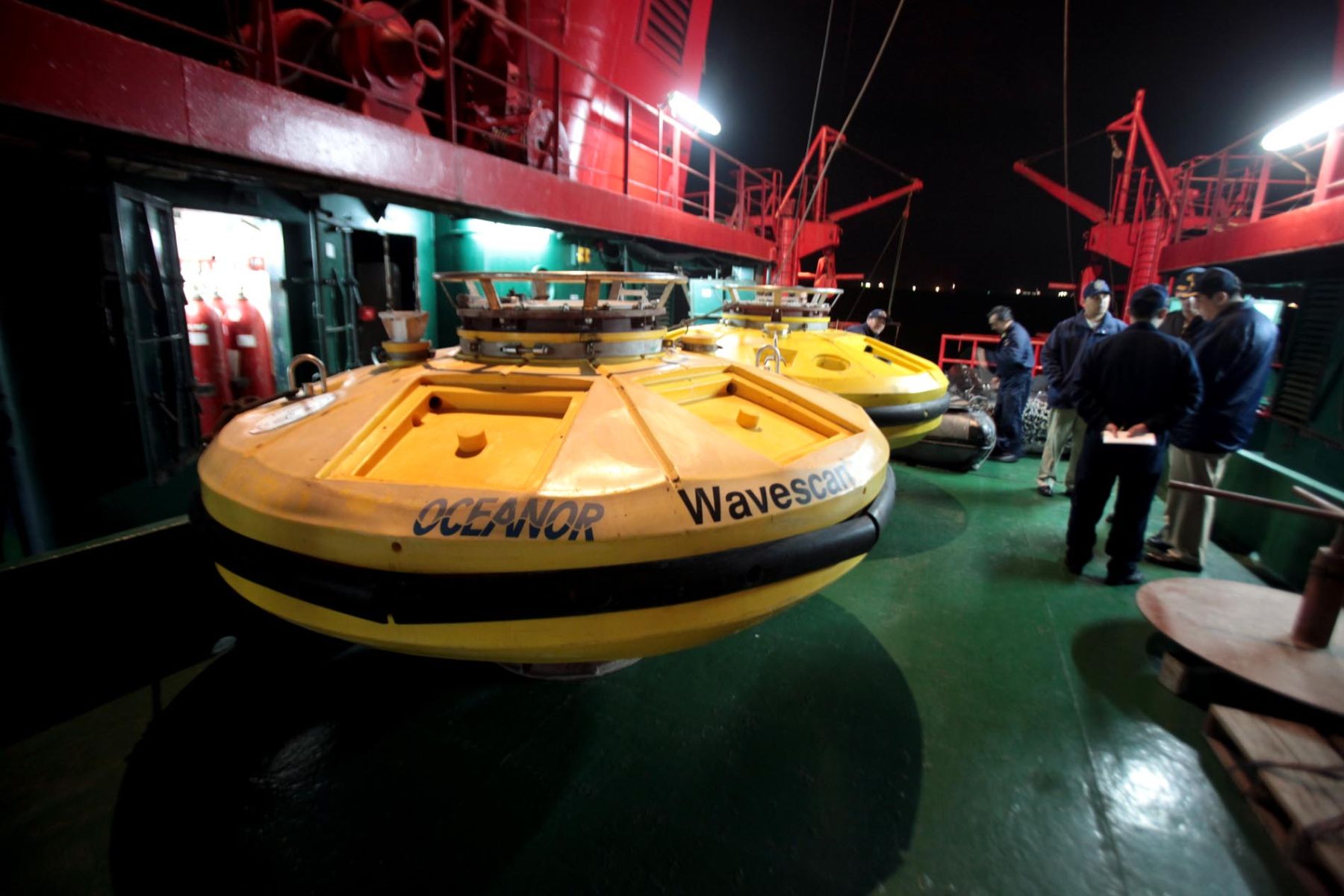 En cubierta la carga más preciada, las boyas que servirán para el monitoreo de las condiciones oceanográficas del mar de Grau. Foto: ANDINA/Alberto Orbegoso