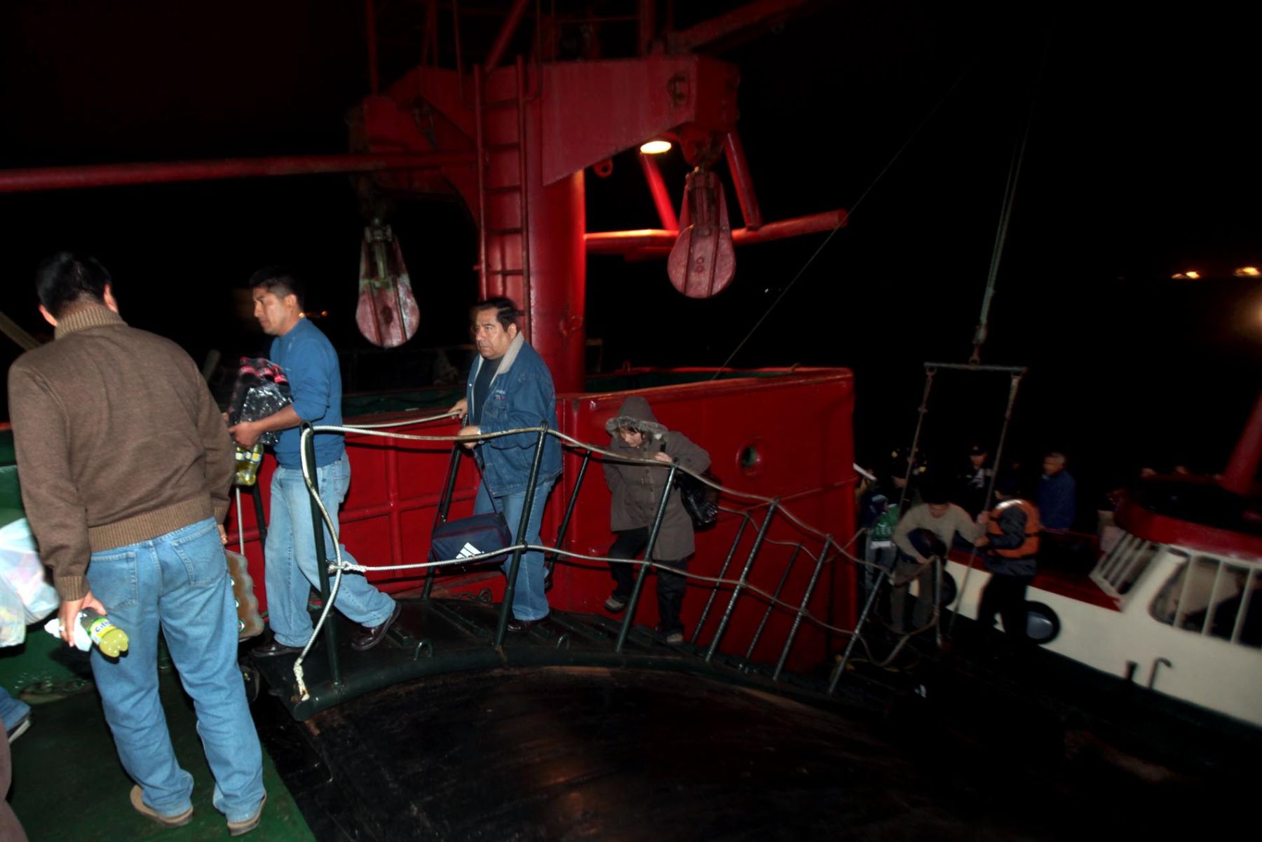 Minutos antes de zarpar los últimos pasajeros suben a bordo del buque científico. Foto: Alberto Orbegoso