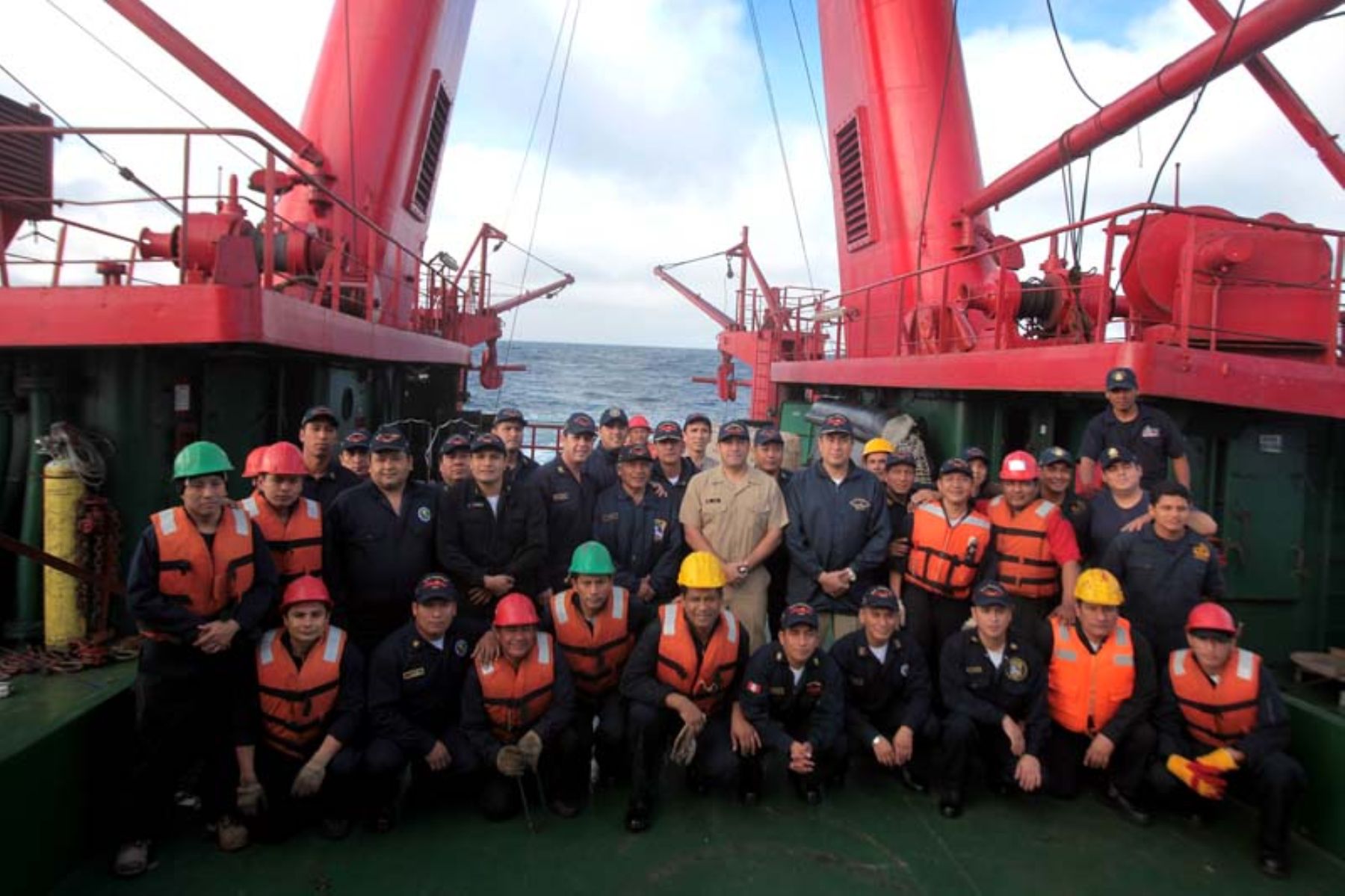 La tripulación del BIC Humboldt junto al comandante a cargo, Colver Ruiz Roa.Foto: ANDINA/Alberto Orbegoso